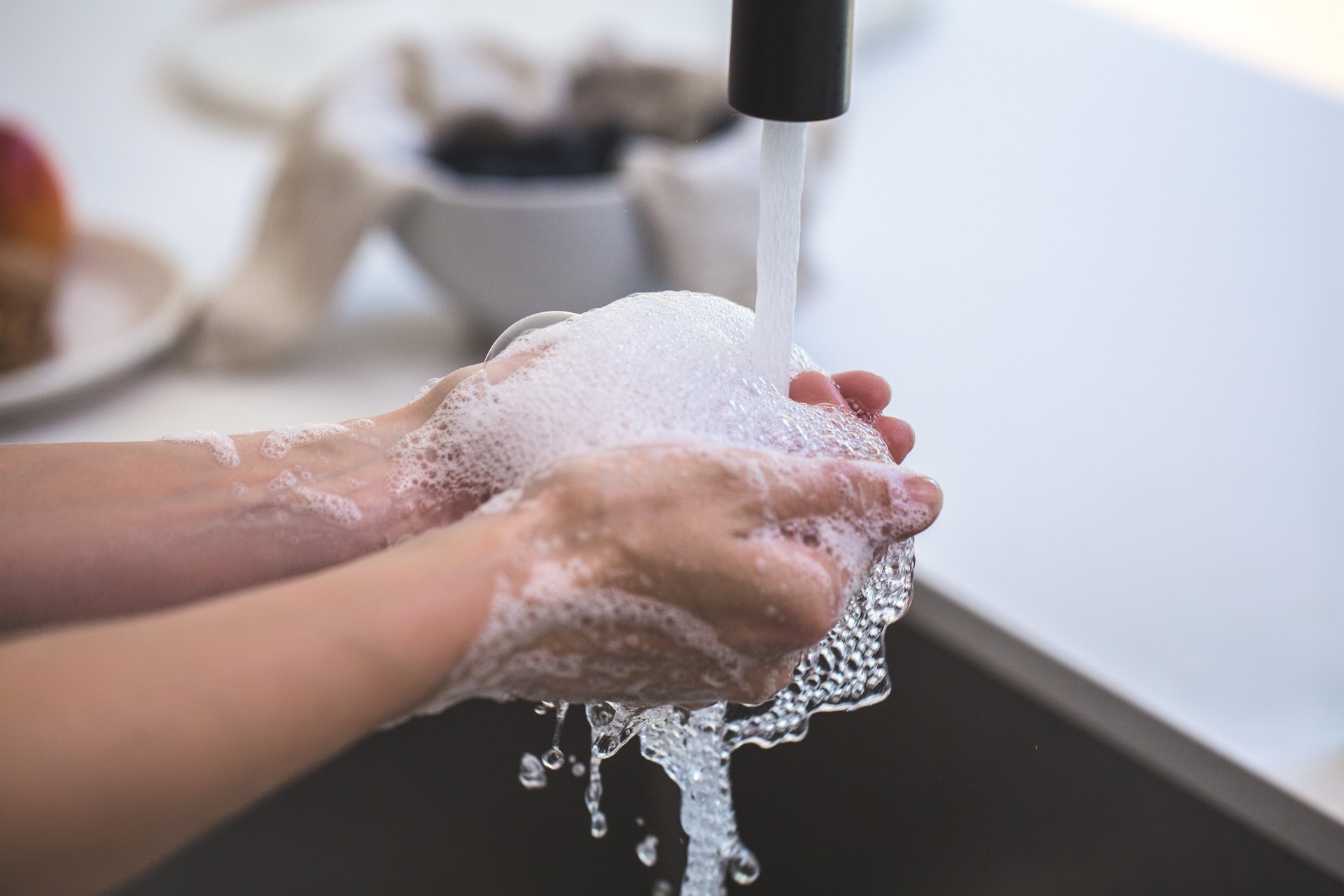 Hygienekozept Quelle: (https://www.pexels.com/de-de/foto/behandlung-drinnen-erwachsener-h2o-545014/)