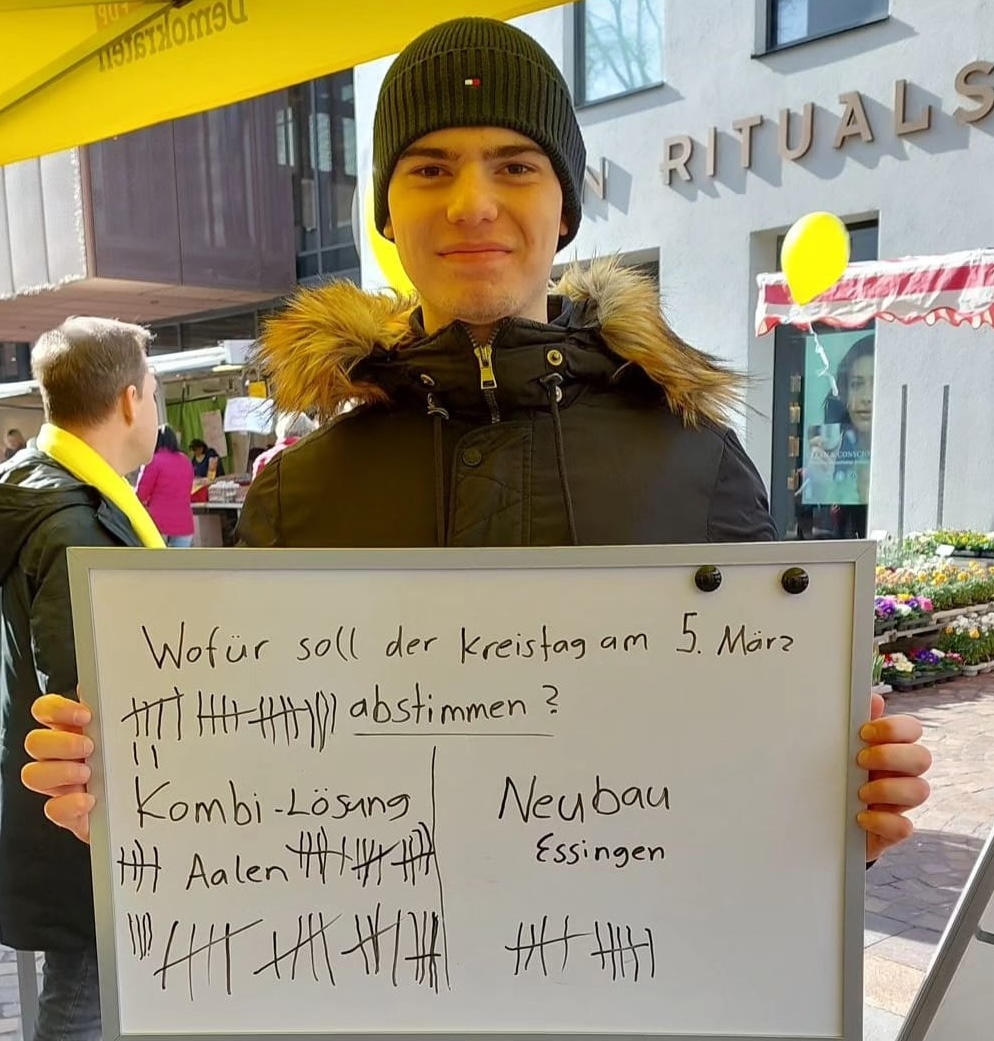 Alex Kornelsen, mit 17 Jahren der jüngste Aalener FDP Kandidat für Gemeinderat und Kreistag, präsentiert das Umfrageergebnis. 