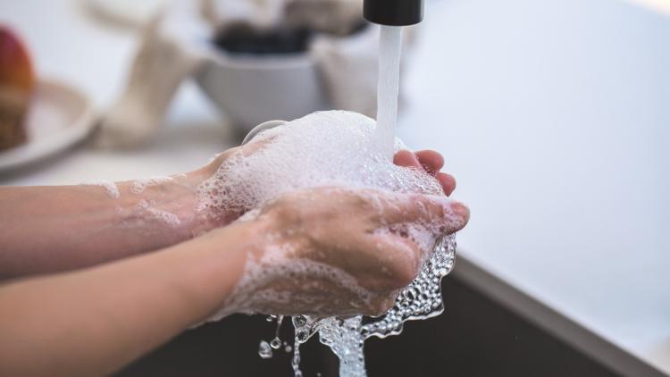 Hygienekozept Quelle: (https://www.pexels.com/de-de/foto/behandlung-drinnen-erwachsener-h2o-545014/)