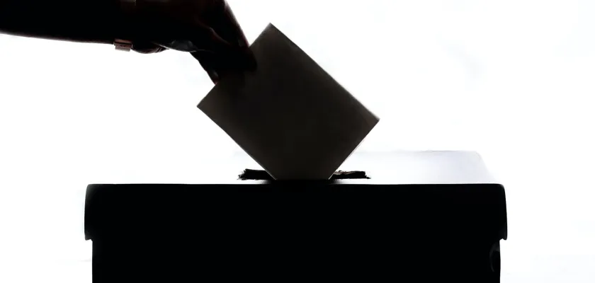 https://www.pexels.com/de-de/foto/person-die-papier-auf-schachtel-fallen-lasst-1550337/